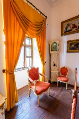 Bojnice, Slovakya-25.08.2018: Bojnice Ortaçağ kale iç, UNESCO mirası, Slovakya. 12. yüzyılda inşa Gotik ve Rönesans elemanları ile romantik kale. İç mekan ekipmanları ve odaları