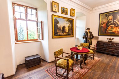 Bojnice, Slovakya-25.08.2018: Bojnice Ortaçağ kale iç, UNESCO mirası, Slovakya. 12. yüzyılda inşa Gotik ve Rönesans elemanları ile romantik kale. İç mekan ekipmanları ve odaları