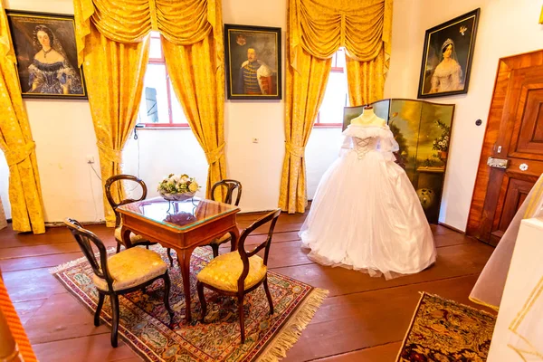 Bojnice, Slovakya-25.08.2018: Bojnice Ortaçağ kale iç, UNESCO mirası, Slovakya. 12. yüzyılda inşa Gotik ve Rönesans elemanları ile romantik kale. İç mekan ekipmanları ve odaları