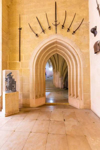 BOJNICE, ESLOVAQUIA - 25.08.2018: Bojnice medieval castle interior, patrimonio de la UNESCO, Eslovaquia. Castillo romántico con elementos góticos y renacentistas construido en el siglo XII. Equipamiento interior y habitaciones — Foto de Stock