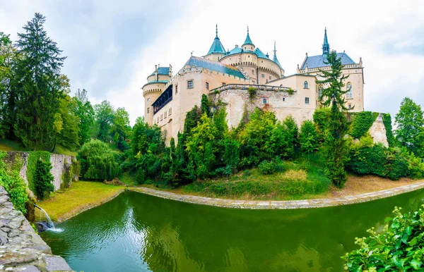 Bojnice Ortaçağ Kalesi, Unesco miras, Slovakya. 12. yüzyılda inşa bazı orijinal Gotik ve Rönesans elemanları ile romantik bir kaledir.
