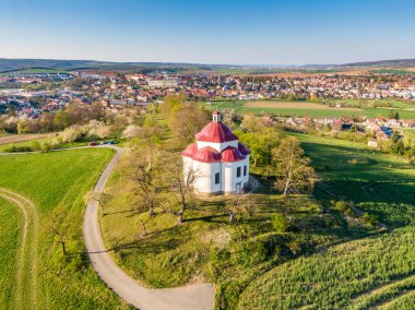 Rosice şehir yakınlarındaki barok şapel havadan görünümü, Çek Cumhuriyeti. Katolik din inşası Çek Cumhuriyeti'nin ulusal mirasıdır. Güneşli hava, arka planda tarım arazi