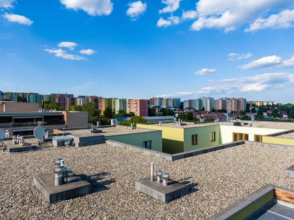 Konut binasında evin düz çatı havadan görünümü. Modern mimari dış. Klima sistemleri ve havalandırma yapısı. Arka planda Yerleşik bina, güneşli bir gün