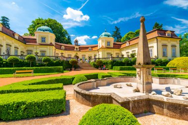 Buchlovice, Çek Cumhuriyeti-2.6.2019: turistler Buchlovice kale Chateau yakınında yürüyor. Güney Moravya bölgesinde Barok tarzında güzel antik kale. Yaz hava, canlı renkler.