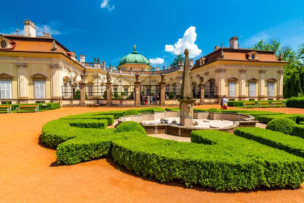 Buchlovice, Çek Cumhuriyeti-2.6.2019: turistler Buchlovice kale Chateau yakınında yürüyor. Güney Moravya bölgesinde Barok tarzında güzel antik kale. Yaz hava, canlı renkler.