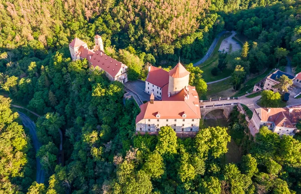 Brno şehri yakınlarındaki Veveri kalesinin havadan çekilmiş fotoğrafı. Güney Moravya bölgesi, Svratka nehri ile çevrilidir. Mavi gökyüzü, gün batımı ve yumuşak ışık ile yaz günü.