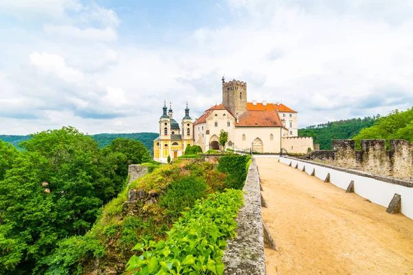 Veduta del bellissimo castello Vranov nad Dyji, regione della Moravia nella Repubblica Ceca. Antico castello costruito in stile barocco, posto su una grande roccia sopra il fiume vicino al villaggio di Vranov. Tempo nuvoloso . — Foto Stock