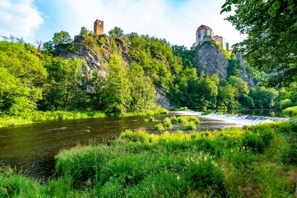 Vista del hermoso castillo Vranov nad Dyji, región de Moravia en la República Checa. Antiguo castillo construido en estilo barroco, situado en una gran roca sobre el río cerca de la aldea de Vranov. Clima nublado . — Foto de Stock