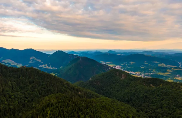 Luchtfoto van het Mala Fatra gebergte in Slowakije. Zonsopgang boven bergtoppen en heuvels in Far. Prachtige natuur, levendige kleuren. Beroemde toeristische bestemming voor wandelen en trekking. Bewolkt weer. — Stockfoto