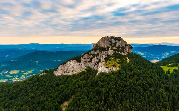 Luchtfoto van het Mala Fatra gebergte in Slowakije. Zonsopgang boven bergtoppen en heuvels in Far. Prachtige natuur, levendige kleuren. Beroemde toeristische bestemming voor wandelen en trekking. Bewolkt weer. — Stockfoto