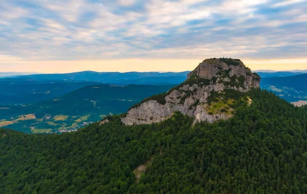 Luchtfoto van het Mala Fatra gebergte in Slowakije. Zonsopgang boven bergtoppen en heuvels in Far. Prachtige natuur, levendige kleuren. Beroemde toeristische bestemming voor wandelen en trekking. Bewolkt weer. — Stockfoto