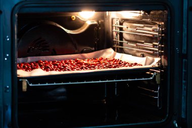 Gül kalçaları (Latince adı Fructus cynosbati) fırında kurumaktadır. Kurutulmuş gül kalça alternatif tıpta vitamin önemli kaynağıdır. Doğal ve bitki malzemelerinin renkli görüntüsü