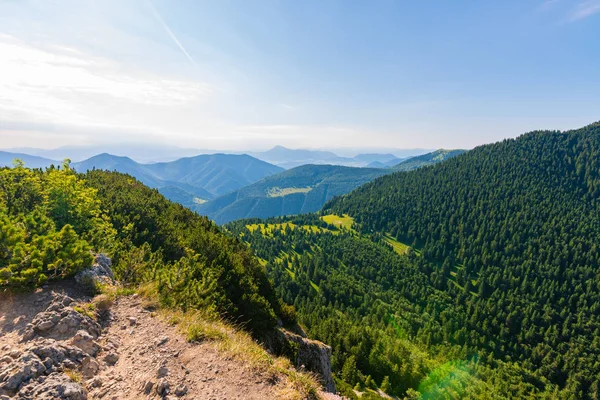 Slovakien nationalpark Mala Fatra - vy från Maly Rozsutec berget till närliggande kullar och dalar. Solig sommardag, turism och vandring i fräsch och ren natur. Skogar och gröna träd. — Stockfoto