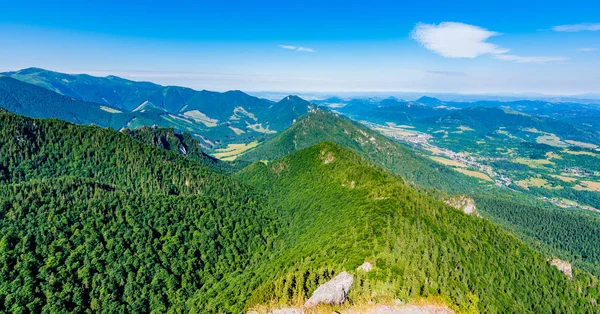 Slovakien nationalpark Mala Fatra - vy från Maly Rozsutec berget till närliggande kullar och dalar. Solig sommardag, turism och vandring i fräsch och ren natur. Skogar och gröna träd. — Stockfoto