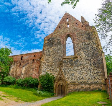 Rosa Coeli Manastırı. Dolni Kounice şehrinin yakınlarındaki eski katolik kadın manastırı harabesi. Din, taştan yapılmış ruhani tarihi olan gotik bir yer. Ortaçağ ve tarih mirası.