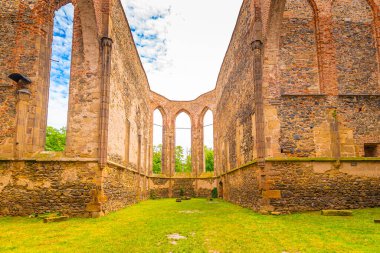Rosa Coeli Manastırı. Dolni Kounice şehrinin yakınlarındaki eski katolik kadın manastırı harabesi. Din, taştan yapılmış ruhani tarihi olan gotik bir yer. Ortaçağ ve tarih mirası.