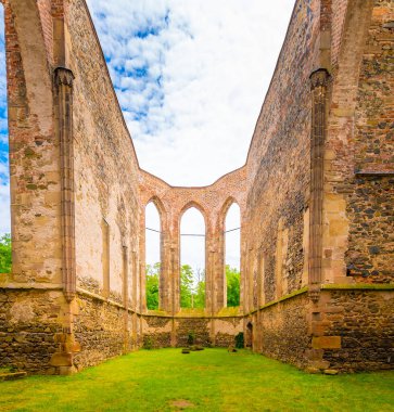 Rosa Coeli Manastırı. Dolni Kounice şehrinin yakınlarındaki eski katolik kadın manastırı harabesi. Din, taştan yapılmış ruhani tarihi olan gotik bir yer. Ortaçağ ve tarih mirası.