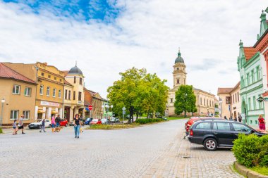 Dolni Kounice, Çek Cumhuriyeti - 6.7.2020: Peter ve Paul kilisesiyle Dolni Kounice şehrinin ana meydanı. Brno şehri yakınlarındaki Güney Moravya bölgesi.