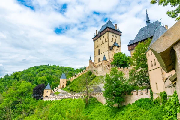 Відомий Середньовічний Готичний Замок Карлстейн Вершині Пагорба Гарна Фортеця Побудована — стокове фото