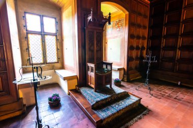 Karlstejn, Çek Cumhuriyeti - 11.6.2020: Ünlü ortaçağ şatosu Karlstejn 'in içi. Ev aletleri, mobilyalar, sandalyeler ve daha fazlası. Şato sergisine gelen bir turist. Tarihsel miras..