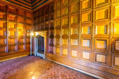 Karlstejn, Çek Cumhuriyeti - 11.6.2020: Ünlü ortaçağ şatosu Karlstejn 'in içi. Ev aletleri, mobilyalar, sandalyeler ve daha fazlası. Şato sergisine gelen bir turist. Tarihsel miras..