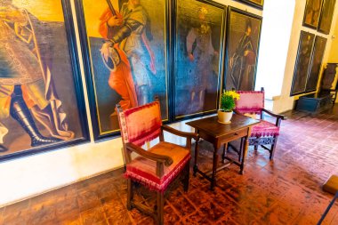 Karlstejn, Çek Cumhuriyeti - 11.6.2020: Ünlü ortaçağ şatosu Karlstejn 'in içi. Ev aletleri, mobilyalar, sandalyeler ve daha fazlası. Şato sergisine gelen bir turist. Tarihsel miras..