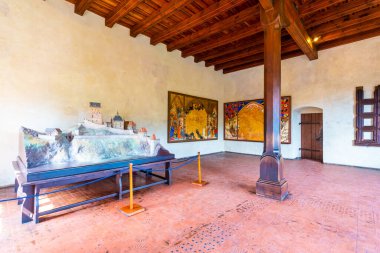 Karlstejn, Çek Cumhuriyeti - 11.6.2020: Ünlü ortaçağ şatosu Karlstejn 'in içi. Ev aletleri, mobilyalar, sandalyeler ve daha fazlası. Şato sergisine gelen bir turist. Tarihsel miras..