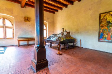 Karlstejn, Çek Cumhuriyeti - 11.6.2020: Ünlü ortaçağ şatosu Karlstejn 'in içi. Ev aletleri, mobilyalar, sandalyeler ve daha fazlası. Şato sergisine gelen bir turist. Tarihsel miras..