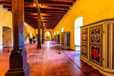 Karlstejn, Çek Cumhuriyeti - 11.6.2020: Ünlü ortaçağ şatosu Karlstejn 'in içi. Ev aletleri, mobilyalar, sandalyeler ve daha fazlası. Şato sergisine gelen bir turist. Tarihsel miras..