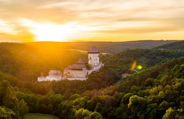 Vista Aérea Hermosa Puesta Sol Sobre Castillo Karlstejn República Checa — Foto de Stock
