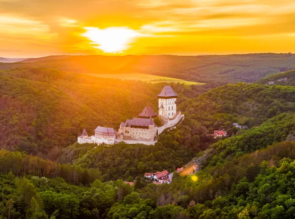 Vista Aérea Hermosa Puesta Sol Sobre Castillo Karlstejn República Checa — Foto de Stock