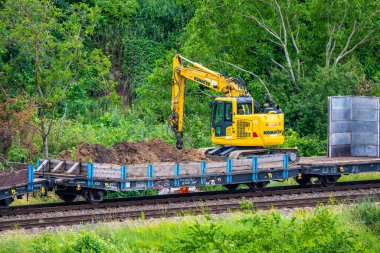Brno, Çek Cumhuriyeti - 19.6.2020: Demiryolu işçileri Brno kentinden Zastavka u Brna köyüne tren yolunun yeniden inşası üzerinde çalışıyorlar.