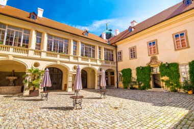 Çek Cumhuriyeti 'nin Mnisek kapsülü Brdy Chateau' nun avlusunda. Gotik tarzda inşa edilmiş ünlü bir yer. Mavi gökyüzü ile yaz günü.