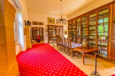 Krivoklat, Çek Cumhuriyeti - 12.6.2020: Ünlü gotik kale Krivoklat 'ın içi. Eski ekipmanlar, mobilyalar, kıyafetler ve daha fazlası. Turistler tarihi odaları ziyaret ediyorlar..