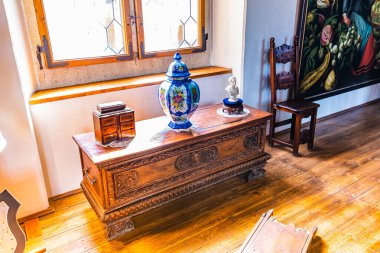 Krivoklat, Çek Cumhuriyeti - 12.6.2020: Ünlü gotik kale Krivoklat 'ın içi. Eski ekipmanlar, mobilyalar, kıyafetler ve daha fazlası. Turistler tarihi odaları ziyaret ediyorlar..