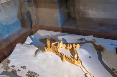 Krivoklat, Çek Cumhuriyeti - 12.6.2020: Ünlü gotik kale Krivoklat 'ın içi. Eski ekipmanlar, mobilyalar, kıyafetler ve daha fazlası. Turistler tarihi odaları ziyaret ediyorlar..