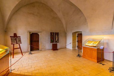 Krivoklat, Çek Cumhuriyeti - 12.6.2020: Ünlü gotik kale Krivoklat 'ın içi. Eski ekipmanlar, mobilyalar, kıyafetler ve daha fazlası. Turistler tarihi odaları ziyaret ediyorlar..