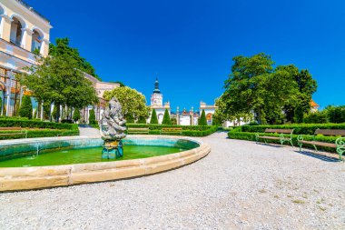 Mikulov Kalesi, Çek Cumhuriyeti. Tepedeki ünlü ortaçağ kalesi. Çiçekleri, ağaçları ve yeşil otları olan güzel bir süs bahçesi. Yaz havası ve mavi gökyüzü. Palava yakınlarında güzel bir şarap bölgesi