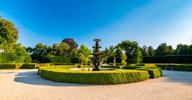 Çek Cumhuriyeti 'nin Lednice kalesi yakınlarındaki güzel resmi bahçe..