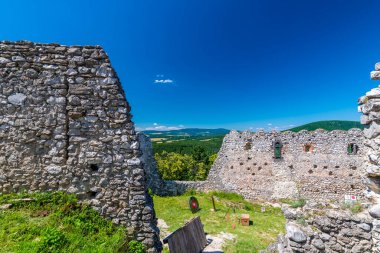 Cachtice Kalesi 'nin eski kalıntıları. Slovakya 'daki tepedeki harabe kale. Kanlı Leydi Bathory efsanelerinden tanınan ünlü ve gizemli bir yer. Yaz günü, manzara..