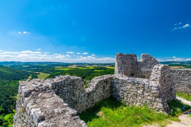 Cachtice Kalesi 'nin eski kalıntıları. Slovakya 'daki tepedeki harabe kale. Kanlı Leydi Bathory efsanelerinden tanınan ünlü ve gizemli bir yer. Yaz günü, manzara..
