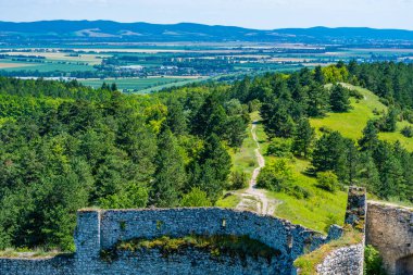 Cachtice Kalesi 'nin eski kalıntıları. Slovakya 'daki tepedeki harabe kale. Kanlı Leydi Bathory efsanelerinden tanınan ünlü ve gizemli bir yer. Yaz günü, manzara..