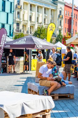 Brno, Çek Cumhuriyeti - 12.9.2020: İnsanlar Çek Cumhuriyeti 'nin Brno kentindeki bira kutlama festivalini ziyaret ediyorlar. Bira ve sokak pazarından lezzetli yiyecekler. Yaz partisi kutlaması.