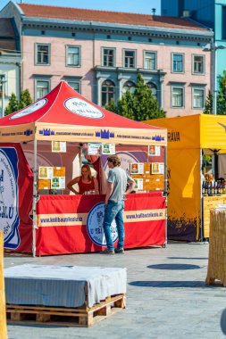 Brno, Çek Cumhuriyeti - 12.9.2020: İnsanlar Çek Cumhuriyeti 'nin Brno kentindeki bira kutlama festivalini ziyaret ediyorlar. Bira ve sokak pazarından lezzetli yiyecekler. Yaz partisi kutlaması.