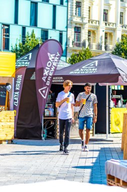 Brno, Çek Cumhuriyeti - 12.9.2020: İnsanlar Çek Cumhuriyeti 'nin Brno kentindeki bira kutlama festivalini ziyaret ediyorlar. Bira ve sokak pazarından lezzetli yiyecekler. Yaz partisi kutlaması.