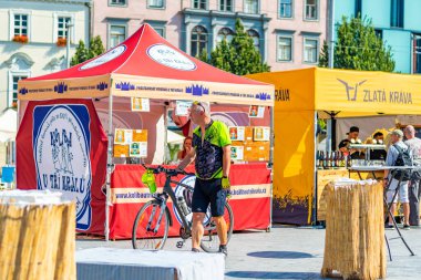 Brno, Çek Cumhuriyeti - 12.9.2020: İnsanlar Çek Cumhuriyeti 'nin Brno kentindeki bira kutlama festivalini ziyaret ediyorlar. Bira ve sokak pazarından lezzetli yiyecekler. Yaz partisi kutlaması.