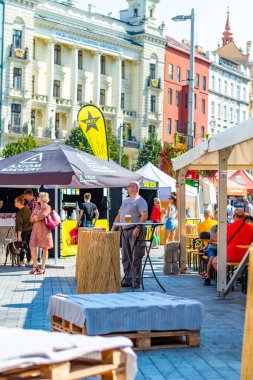 Brno, Çek Cumhuriyeti - 12.9.2020: İnsanlar Çek Cumhuriyeti 'nin Brno kentindeki bira kutlama festivalini ziyaret ediyorlar. Bira ve sokak pazarından lezzetli yiyecekler. Yaz partisi kutlaması.
