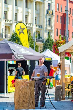 Brno, Çek Cumhuriyeti - 12.9.2020: İnsanlar Çek Cumhuriyeti 'nin Brno kentindeki bira kutlama festivalini ziyaret ediyorlar. Bira ve sokak pazarından lezzetli yiyecekler. Yaz partisi kutlaması.