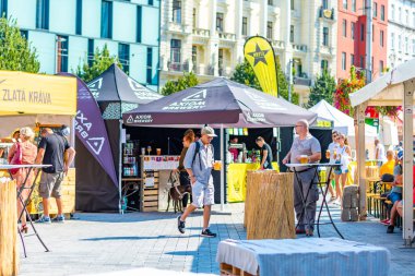 Brno, Çek Cumhuriyeti - 12.9.2020: İnsanlar Çek Cumhuriyeti 'nin Brno kentindeki bira kutlama festivalini ziyaret ediyorlar. Bira ve sokak pazarından lezzetli yiyecekler. Yaz partisi kutlaması.
