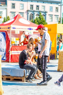 Brno, Çek Cumhuriyeti - 12.9.2020: İnsanlar Çek Cumhuriyeti 'nin Brno kentindeki bira kutlama festivalini ziyaret ediyorlar. Bira ve sokak pazarından lezzetli yiyecekler. Yaz partisi kutlaması.